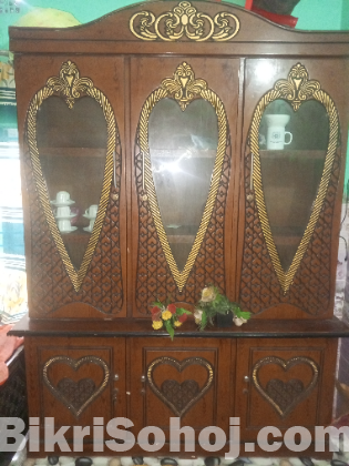 আমি একটি শোকেস বিক্রি করব